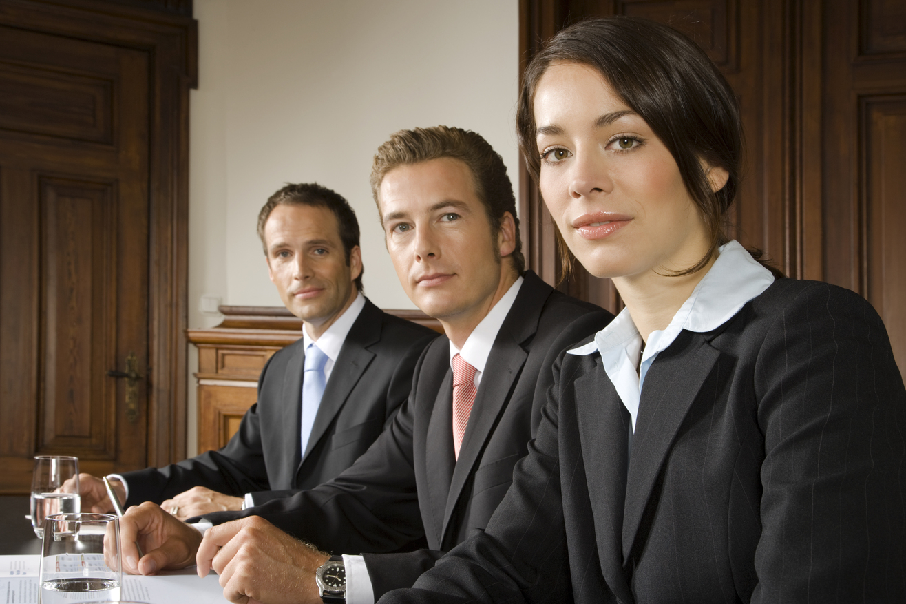 Equipo de abogados especializados trabajando juntos en un bufete de abogados en Madrid, mostrando colaboración y profesionalidad